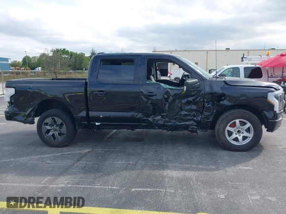 2023 Ford F-150 Lightning Pro z VIN 1FTVW1ELXPWG15885, wystawiony jako IAAI lot #41631871 z przebiegiem 88 151 mil mil oraz . Historia ofert i sprzedaży dostępna na DreamBid. Obrazek 12.