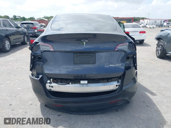 2024 Tesla Model Y Long Range with VIN 7SAYGDEE2RA318579, listed as a IAAI auction lot 41911015 with 9,277 mi miles. Bid and sale history available at carsss.com. Image 16.