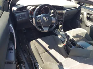 2011 Scion tC z VIN JTKJF5C70B3016542, wystawiony jako Copart lot #55829715 z przebiegiem 99 791 mil mil oraz Szkoda całkowita • Salvage title. Historia ofert i sprzedaży dostępna na DreamBid. Obrazek 8.