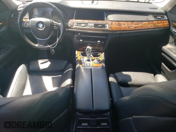 2013 BMW 7 Series 740Li xDrive z VIN WBAYF4C55DDE23588, wystawiony jako Copart lot #57968395 z przebiegiem 53 166 mil mil oraz Szkoda całkowita • Salvage title. Historia ofert i sprzedaży dostępna na DreamBid. Obrazek 8.
