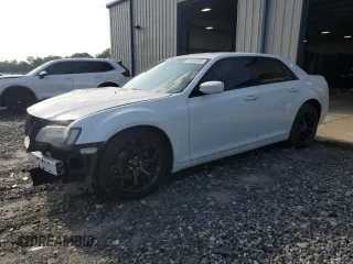 2019 Chrysler 300 S z VIN 2C3CCABG4KH516725, wystawiony jako Copart lot #57915495 z przebiegiem 289 662 mil mil oraz Szkoda całkowita • Salvage title. Historia ofert i sprzedaży dostępna na DreamBid. Obrazek 1.
