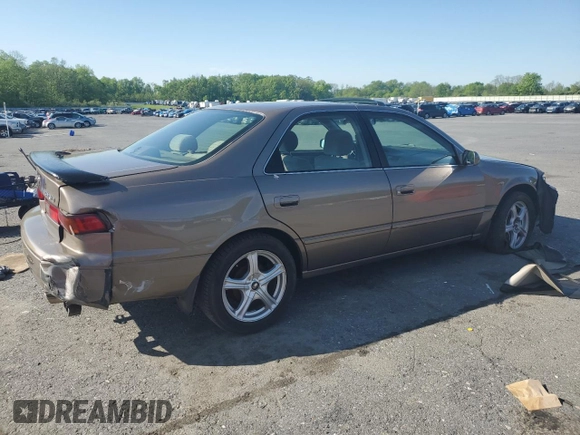 1999 Toyota Camry LE z VIN JT2BG22K0X0295893, wystawiony jako Copart lot #56183655 z przebiegiem 327 172 mil mil oraz Szkoda całkowita • Salvage title. Historia ofert i sprzedaży dostępna na DreamBid. Obrazek 3.