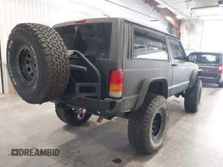 1999 Jeep Cherokee SE z VIN 1J4FF27S0XL575410, wystawiony jako IAAI lot #42787311 z przebiegiem 174 830 mil mil oraz . Historia ofert i sprzedaży dostępna na DreamBid. Obrazek 4.