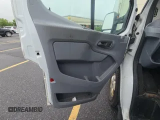 2019 Ford Transit z VIN 1FTYR1YG8KKB48131, wystawiony jako IAAI lot #42624631 z przebiegiem 115 298 mil mil oraz . Historia ofert i sprzedaży dostępna na DreamBid. Obrazek 9.