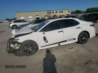 2020 Toyota Camry SE z VIN 4T1G11AK4LU889329, wystawiony jako Copart lot #52525785 z przebiegiem 77 717 mil mil oraz Czysty tytuł • Clean title. Historia ofert i sprzedaży dostępna na DreamBid. Obrazek 1.