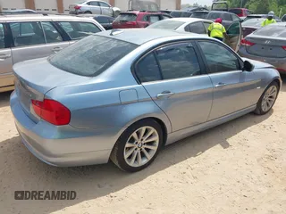 2011 BMW 3 Series 328i z VIN WBAPH7G51BNN06232, wystawiony jako IAAI lot #42159952 z przebiegiem 155 429 mil mil oraz . Historia ofert i sprzedaży dostępna na DreamBid. Obrazek 4.