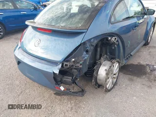2018 Volkswagen Beetle S z VIN 3VWFD7AT5JM710121, wystawiony jako IAAI lot #41264655 z przebiegiem 37 871 mil mil oraz . Historia ofert i sprzedaży dostępna na DreamBid. Obrazek 6.