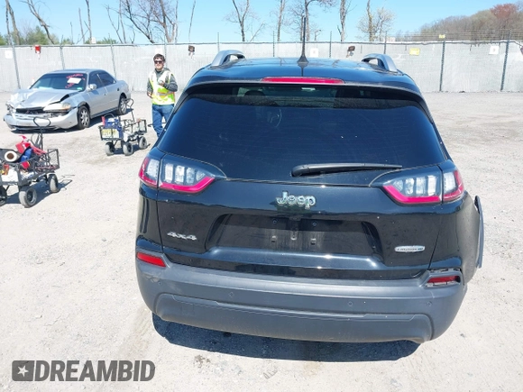 2020 Jeep Cherokee Latitude Plus z VIN 1C4PJMLB6LD584675, wystawiony jako IAAI lot #41943512 z przebiegiem 29 370 mil mil oraz . Historia ofert i sprzedaży dostępna na DreamBid. Obrazek 17.