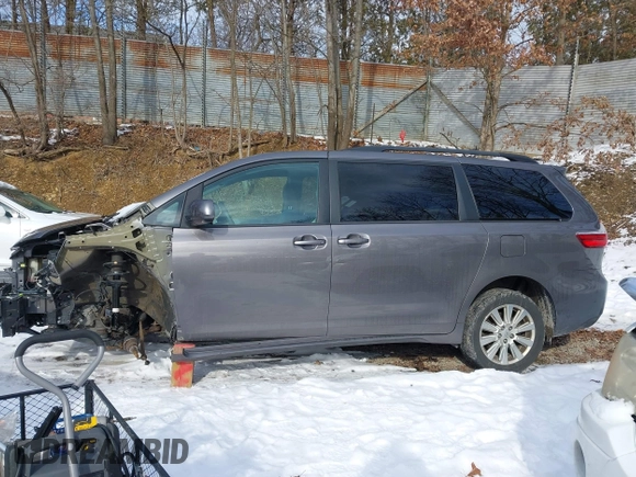 2017 Toyota Sienna LE with VIN 5TDJZ3DC5HS173134, listed as a IAAI auction lot 41256534 with 70,940 mi miles. Bid and sale history available at carsss.com. Image 15.
