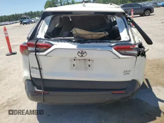 2021 Toyota RAV4 XLE Premium z VIN 2T3A1RFV0MW153326, wystawiony jako Copart lot #57799785 z przebiegiem Nie podano mil oraz Szkoda całkowita • Salvage title. Historia ofert i sprzedaży dostępna na DreamBid. Obrazek 6.