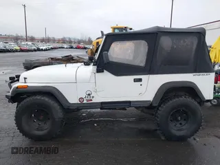 1992 Jeep Wrangler with VIN 2J4FY29S8NJ549602, listed as a IAAI auction lot 41471853 with 324,194 mi miles. Bid and sale history available at carsss.com. Image 14.