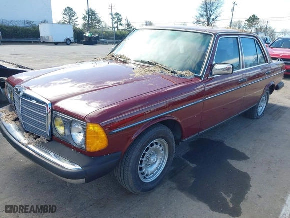 1982 Mercedes-Benz 300 Series 300D-T with VIN WDBAB33A5CB013080, listed as a IAAI auction lot 41734842 with 297,205 mi miles. Bid and sale history available at carsss.com. Image 2.