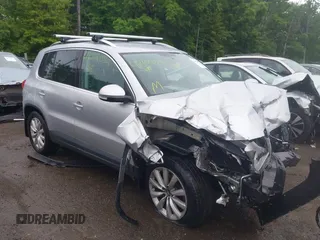 2011 Volkswagen Tiguan SEL z VIN WVGBV7AX8BW551710, wystawiony jako IAAI lot #42198039 z przebiegiem 115 047 mil mil oraz . Historia ofert i sprzedaży dostępna na DreamBid. Obrazek 1.
