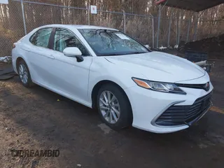 2024 Toyota Camry LE z VIN 4T1R11AK8RU873247, wystawiony jako IAAI lot #41592015 z przebiegiem 19 962 mil mil oraz . Historia ofert i sprzedaży dostępna na DreamBid. Obrazek 1.