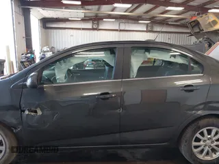 2019 Chevrolet Sonic LT z VIN 1G1JD5SB7K4107202, wystawiony jako IAAI lot #42430865 z przebiegiem 81 359 mil mil oraz . Historia ofert i sprzedaży dostępna na DreamBid. Obrazek 14.