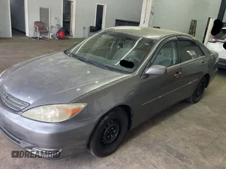 2002 Toyota Camry LE z VIN 4T1BE30K52U542523, wystawiony jako Copart lot #57983805 z przebiegiem 264 137 mil mil oraz Czysty tytuł • Clean title. Historia ofert i sprzedaży dostępna na DreamBid. Obrazek 2.