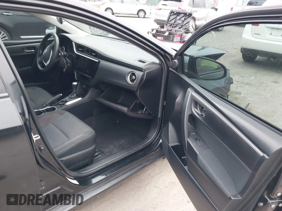 2018 Toyota Corolla L z VIN 2T1BURHEXJC098608, wystawiony jako IAAI lot #41168514 z przebiegiem 134 623 mil mil oraz . Historia ofert i sprzedaży dostępna na DreamBid. Obrazek 5.