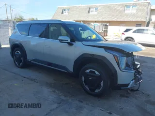 2024 Kia EV9 Land z VIN KNDADFS52R6025531, wystawiony jako IAAI lot #40831011 z przebiegiem Nie podano mil oraz . Historia ofert i sprzedaży dostępna na DreamBid. Obrazek 1.