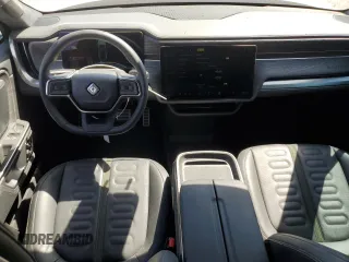 2023 Rivian R1S Launch Edition z VIN 7PDSGABLXPN004161, wystawiony jako Copart lot #67390954 z przebiegiem Nie podano mil oraz Szkody całkowita. Historia ofert i sprzedaży dostępna na DreamBid. Obrazek 8.