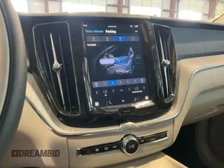 2024 Volvo XC60 Plus Dark Theme z VIN YV4L12RL7R1930548, wystawiony jako IAAI lot #42307039 z przebiegiem 3069 mil mil oraz . Historia ofert i sprzedaży dostępna na DreamBid. Obrazek 1.