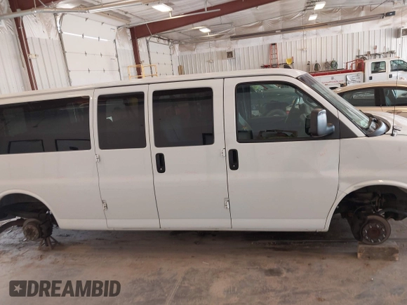 2017 Chevrolet Express Passenger LT с VIN 1GAZGPFG7H1336632, выставлен на аукционе IAAI как лот 42682488 с пробегом 91 639 миль миль и . История ставок и продаж доступна на DreamBid. Изображение 13.