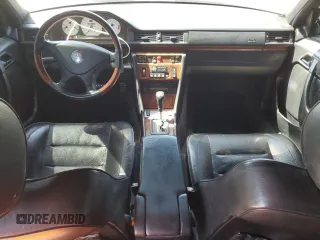 1994 Mercedes-Benz 400 E z VIN WDBEA34E6RC103296, wystawiony jako Copart lot #57000855 z przebiegiem 186 177 mil mil oraz Czysty tytuł • Clean title. Historia ofert i sprzedaży dostępna na DreamBid. Obrazek 8.
