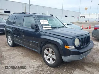 2014 Jeep Patriot Latitude z VIN 1C4NJPFA2ED564275, wystawiony jako IAAI lot #42371032 z przebiegiem 221 965 mil mil oraz . Historia ofert i sprzedaży dostępna na DreamBid. Obrazek 1.