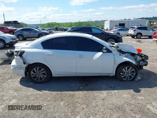 2013 Mazda 3 i Grand Touring z VIN JM1BL1WP1D1726847, wystawiony jako IAAI lot #42302876 z przebiegiem 158 837 mil mil oraz . Historia ofert i sprzedaży dostępna na DreamBid. Obrazek 14.