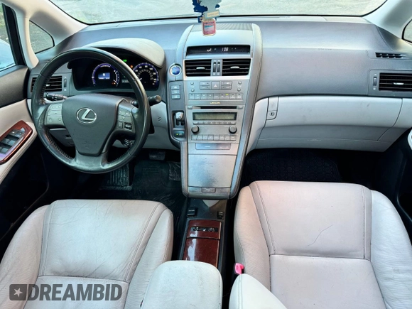 2010 Lexus HS 250h z VIN JTHBB1BA0A2007484, wystawiony jako Copart lot #53406105 z przebiegiem 141 668 mil mil oraz Czysty tytuł • Clean title. Historia ofert i sprzedaży dostępna na DreamBid. Obrazek 9.