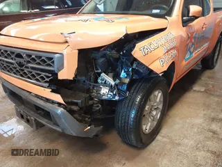 2023 Nissan Frontier S z VIN 1N6ED1CL7PN647236, wystawiony jako IAAI lot #41433437 z przebiegiem 28 683 mil mil oraz . Historia ofert i sprzedaży dostępna na DreamBid. Obrazek 6.
