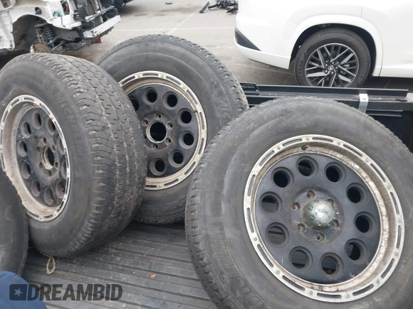 2017 Toyota Tacoma SR5 with VIN 3TMDZ5BN1HM021526, listed as a IAAI auction lot 42204091 with 82,802 mi miles and . Bid and sale history available at DreamBid. Image 12.