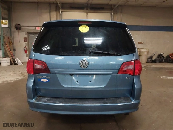 2011 Volkswagen Routan SE with VIN 2V4RW3DG3BR789550, listed as a IAAI auction lot 41615153 with 240,794 mi miles. Bid and sale history available at carsss.com. Image 16.