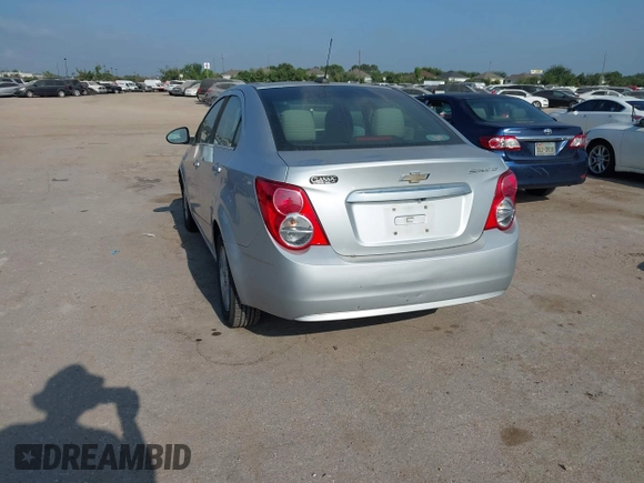 2016 Chevrolet Sonic LT z VIN 1G1JC5SH9G4104400, wystawiony jako IAAI lot #42328745 z przebiegiem 153 643 mil mil oraz . Historia ofert i sprzedaży dostępna na DreamBid. Obrazek 3.