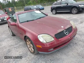 1999 Mercedes-Benz SLK 230/320 z VIN WDBKK47F3XF101074, wystawiony jako IAAI lot #42291770 z przebiegiem 141 195 mil mil oraz . Historia ofert i sprzedaży dostępna na DreamBid. Obrazek 1.