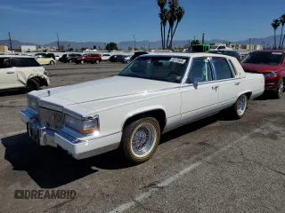 1990 Cadillac Brougham z VIN 1G6DW5479LR709291, wystawiony jako Copart lot #50173935 z przebiegiem 53 477 mil mil oraz Tytuł czysty. Historia ofert i sprzedaży dostępna na DreamBid. Obrazek 1.