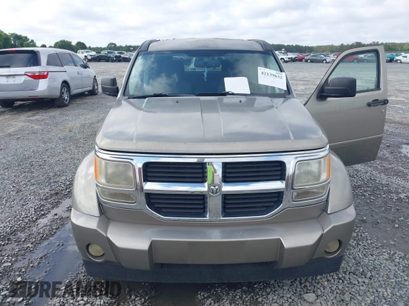 2007 Dodge Nitro SLT z VIN 1D8GT58KX7W689384, wystawiony jako IAAI lot #42139632 z przebiegiem 242 166 mil mil oraz . Historia ofert i sprzedaży dostępna na DreamBid. Obrazek 6.