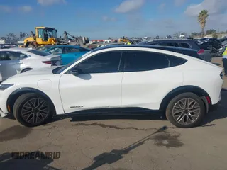 2024 Ford Mustang Mach-E Premium z VIN 3FMTK3R70RMA06461, wystawiony jako IAAI lot #41483098 z przebiegiem 5 647 mil mil oraz . Historia ofert i sprzedaży dostępna na DreamBid. Obrazek 14.