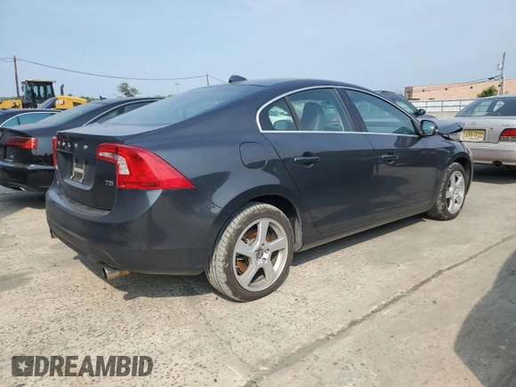 2013 Volvo S60 T5 Premier z VIN YV1612FS9D2189196, wystawiony jako Copart lot #59529975 z przebiegiem 109 078 mil mil oraz Czysty tytuł • Clean title. Historia ofert i sprzedaży dostępna na DreamBid. Obrazek 3.