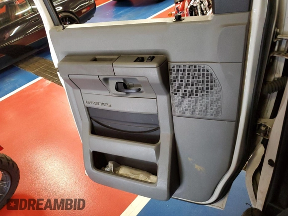 2009 Ford Econoline Cargo z VIN 1FTNE24L79DA83987, wystawiony jako IAAI lot #42484076 z przebiegiem 137 361 mil mil oraz . Historia ofert i sprzedaży dostępna na DreamBid. Obrazek 17.