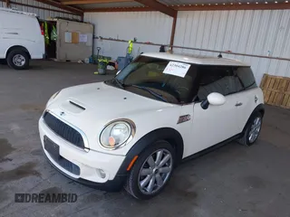 2009 MINI Hardtop S с VIN WMWMF73509TW82449, выставлен на аукционе IAAI как лот 42304286 с пробегом Не указан миль и . История ставок и продаж доступна на DreamBid. Изображение 17.