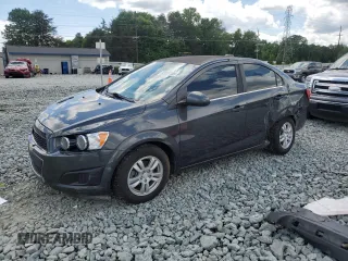 2016 Chevrolet Sonic LT z VIN 1G1JC5SH4G4119418, wystawiony jako Copart lot #55809185 z przebiegiem 97 740 mil mil oraz Szkoda całkowita • Salvage title. Historia ofert i sprzedaży dostępna na DreamBid. Obrazek 1.