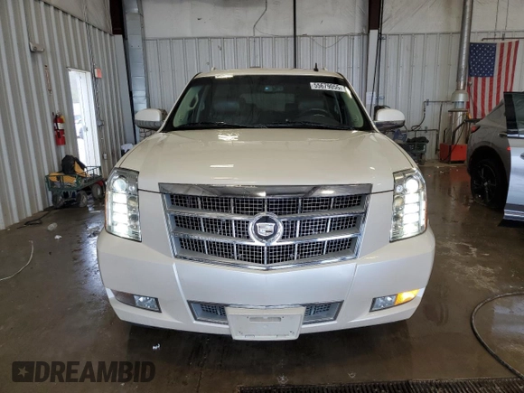 2011 Cadillac Escalade ESV Platinum Edition z VIN 1GYS4KEF7BR252763, wystawiony jako Copart lot #55679055 z przebiegiem 188 590 mil mil oraz Czysty tytuł • Clean title. Historia ofert i sprzedaży dostępna na DreamBid. Obrazek 5.