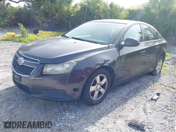2014 Chevrolet Cruze 1LT z VIN 1G1PC5SB8E7303536, wystawiony jako IAAI lot #42440931 z przebiegiem 184 938 mil mil oraz . Historia ofert i sprzedaży dostępna na DreamBid. Obrazek 2.