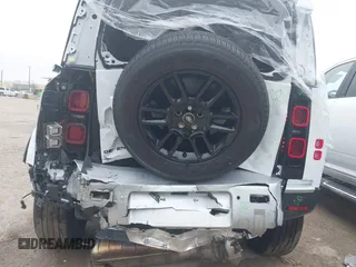 2025 Land Rover Defender S z VIN SALEJ7EX3S2384311, wystawiony jako IAAI lot #41528556 z przebiegiem 6297 mil mil oraz . Historia ofert i sprzedaży dostępna na DreamBid. Obrazek 6.