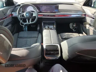 2023 BMW i7 xDrive60 z VIN WBY53EJ08PCN81456, wystawiony jako Copart lot #46480064 z przebiegiem 2218 mil mil oraz . Historia ofert i sprzedaży dostępna na DreamBid. Obrazek 8.