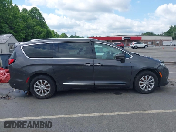 2018 Chrysler Pacifica Touring L z VIN 2C4RC1BG6JR309560, wystawiony jako IAAI lot #39340052 z przebiegiem 62 517 mil mil oraz . Historia ofert i sprzedaży dostępna na DreamBid. Obrazek 13.