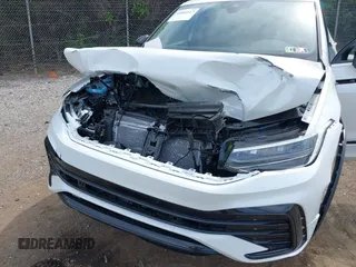 2024 Volkswagen Tiguan SE R-Line Black with VIN 3VV8B7AX9RM231038, listed as a IAAI auction lot 42092117 with 563 mi miles and . Bid and sale history available at DreamBid. Image 6.