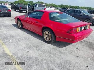 1986 Chevrolet Camaro Z28 Sport z VIN 1G1FP87F3GL117622, wystawiony jako IAAI lot #42837661 z przebiegiem 71 765 mil mil oraz . Historia ofert i sprzedaży dostępna na DreamBid. Obrazek 3.