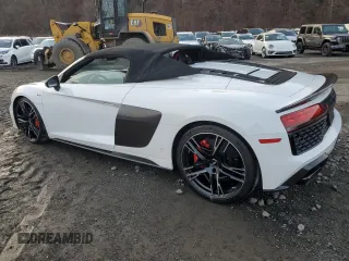 2020 Audi R8 Spyder performance z VIN WUA4BCFX3L7901606, wystawiony jako Copart lot #50161615 z przebiegiem 3 669 mil mil oraz Nie do naprawy • Non repairable. Historia ofert i sprzedaży dostępna na DreamBid. Obrazek 2.