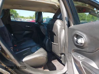 2019 Jeep Cherokee Latitude Plus z VIN 1C4PJLLBXKD123116, wystawiony jako IAAI lot #41981044 z przebiegiem 173 232 mil mil oraz . Historia ofert i sprzedaży dostępna na DreamBid. Obrazek 8.